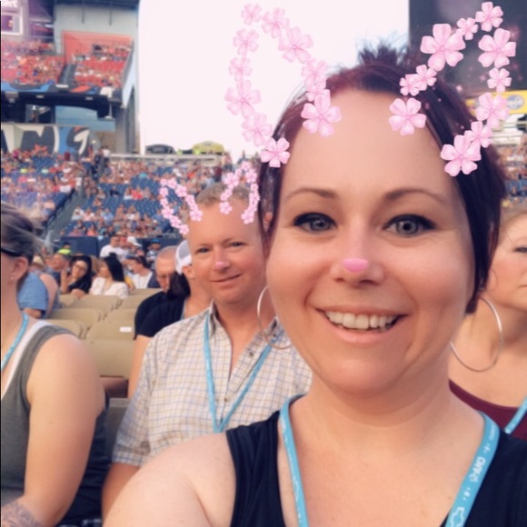 Meet your Posher, Kim - Picture 2 of 2